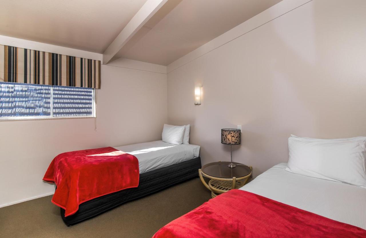 Twin Peaks Lakeside Inn Taupo Exterior photo