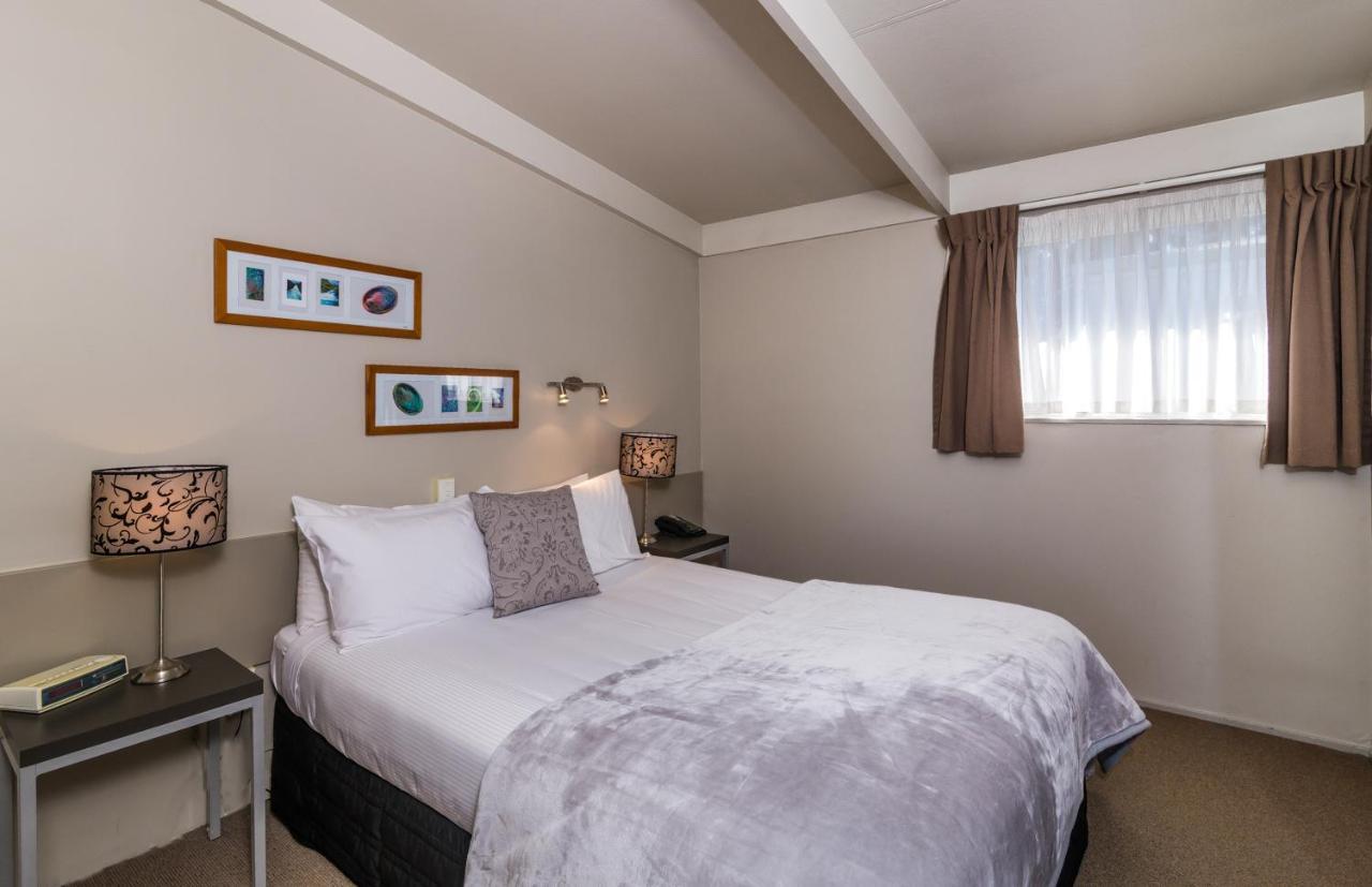 Twin Peaks Lakeside Inn Taupo Exterior photo