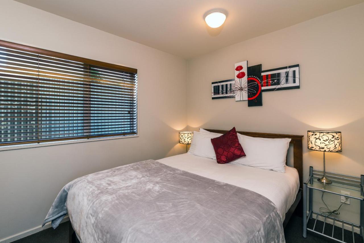 Twin Peaks Lakeside Inn Taupo Exterior photo