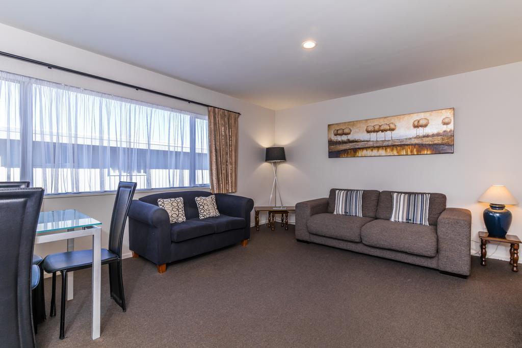 Twin Peaks Lakeside Inn Taupo Exterior photo