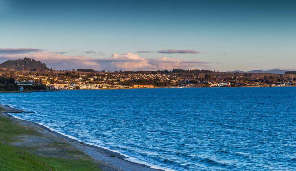 Twin Peaks Lakeside Inn Taupo Exterior photo