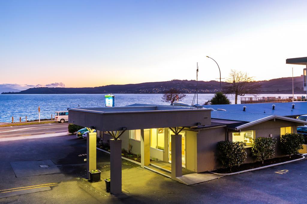 Twin Peaks Lakeside Inn Taupo Exterior photo