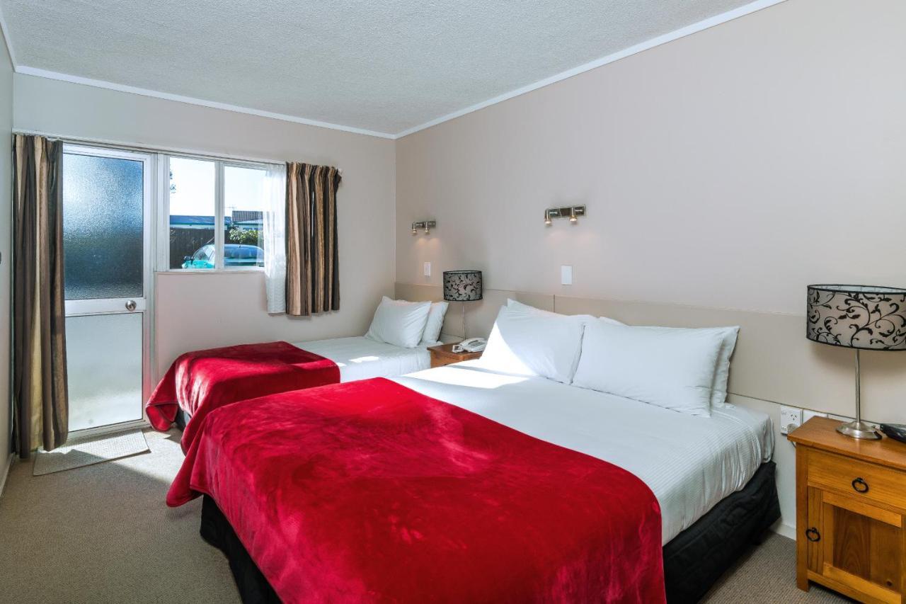 Twin Peaks Lakeside Inn Taupo Exterior photo