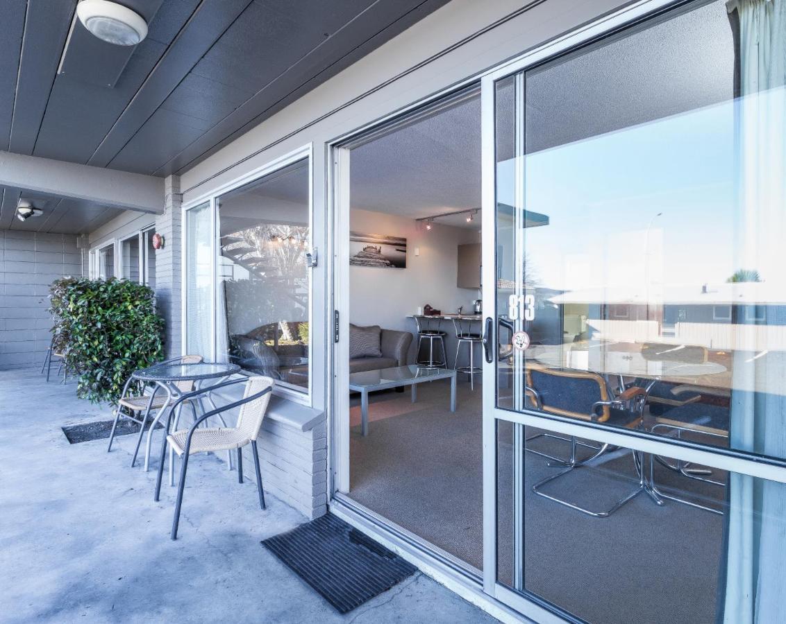 Twin Peaks Lakeside Inn Taupo Exterior photo