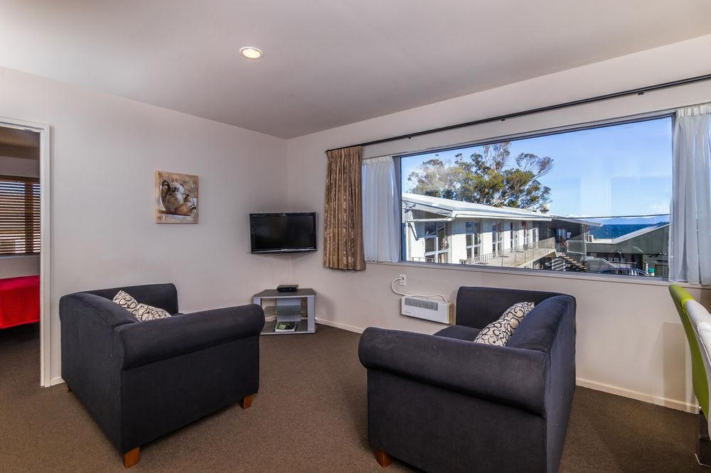 Twin Peaks Lakeside Inn Taupo Exterior photo