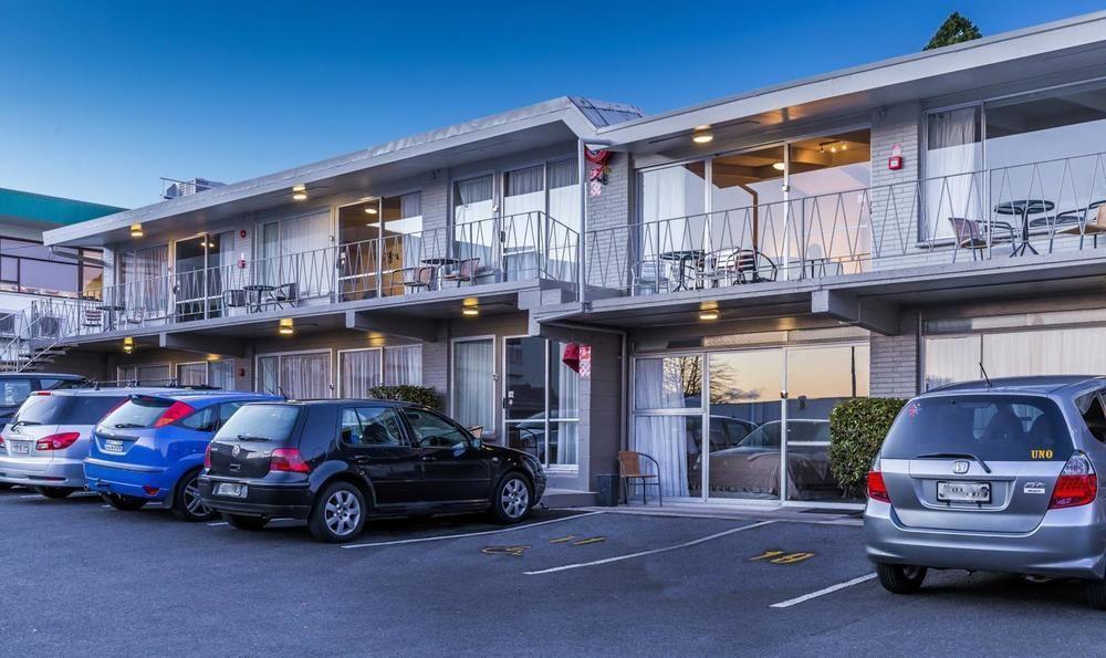 Twin Peaks Lakeside Inn Taupo Exterior photo